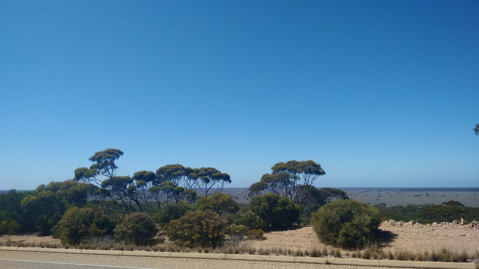 outback, deserto australia on the road